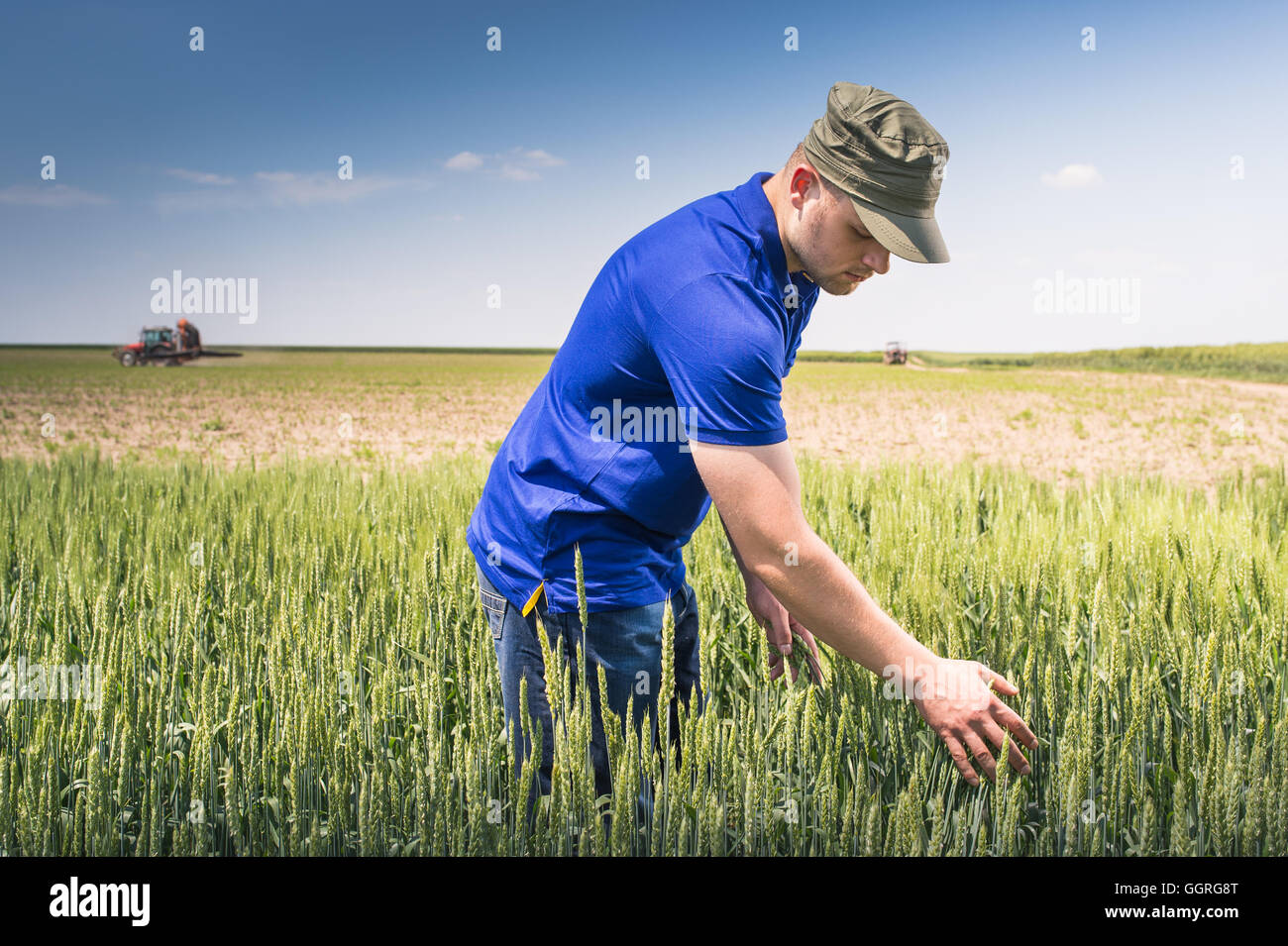 Giovane agricoltore in un campo di grano Foto Stock