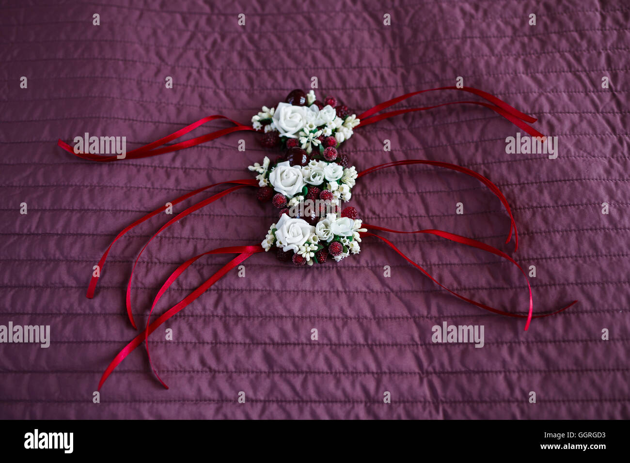 Wedding bracciali per damigelle sulla coperta di borgogna Foto Stock
