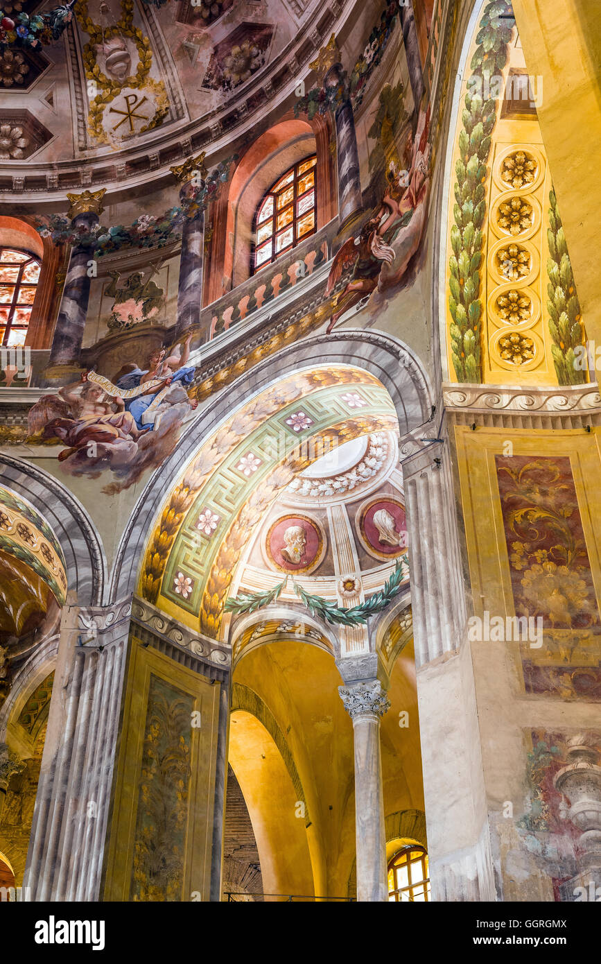 Navata della basilica di San Vitale a Ravenna, Emilia Romagna. L'Italia. Foto Stock