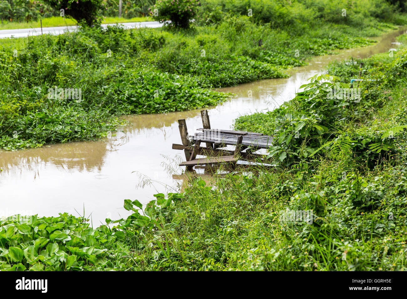 Piccolo malsicuro vecchio molo di legno in una strada ricoperta canal in upcountry Tailandia centrale Foto Stock