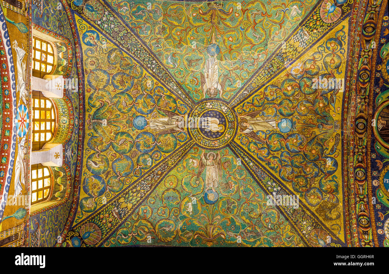 Il mosaico del soffitto sopra il presbiterio della Basilica di San Vitale a Ravenna, Emilia Romagna. L'Italia. Foto Stock