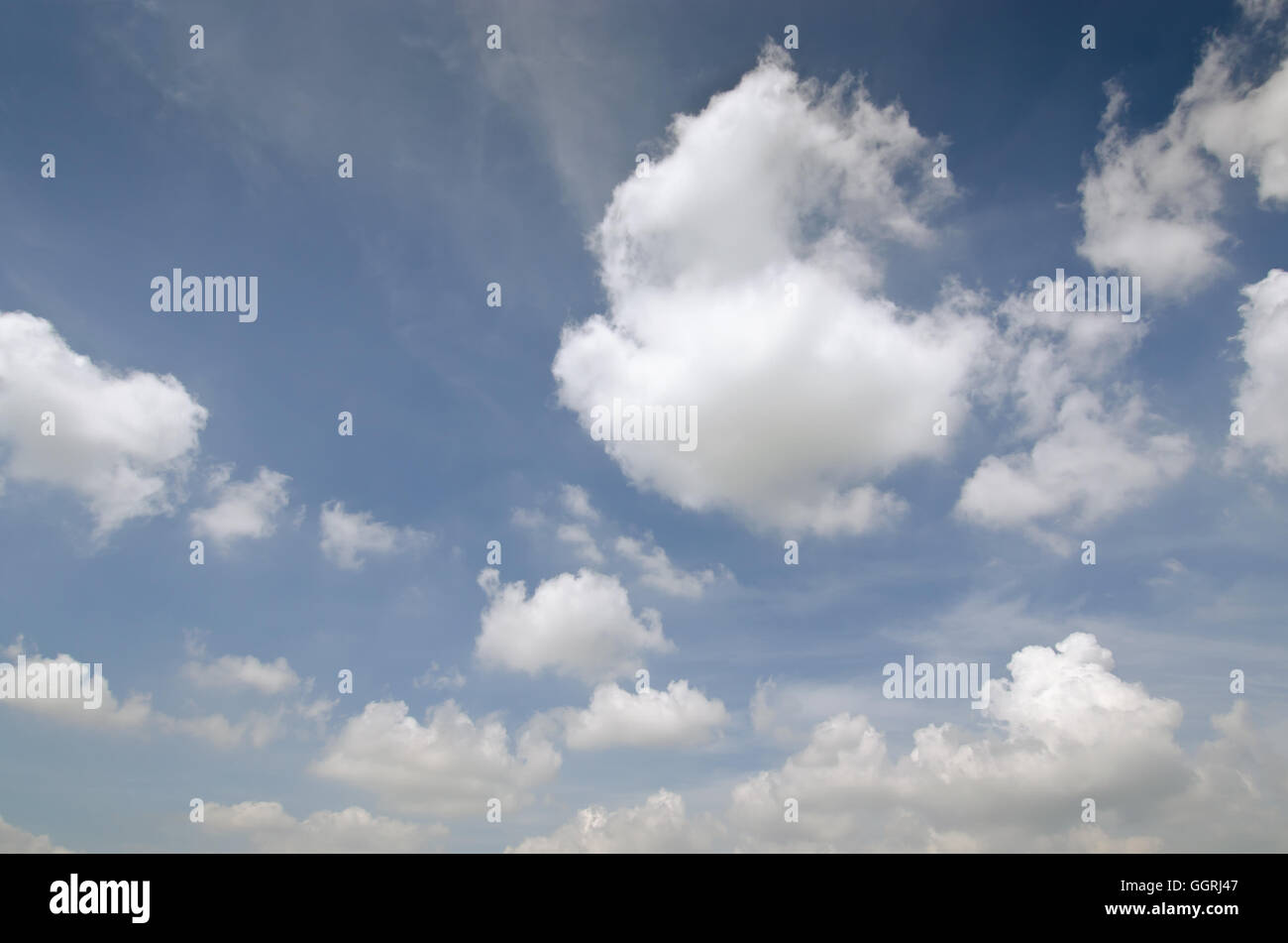 Cielo blu chiaro con la nuvola bianca e uno spazio vuoto Foto Stock