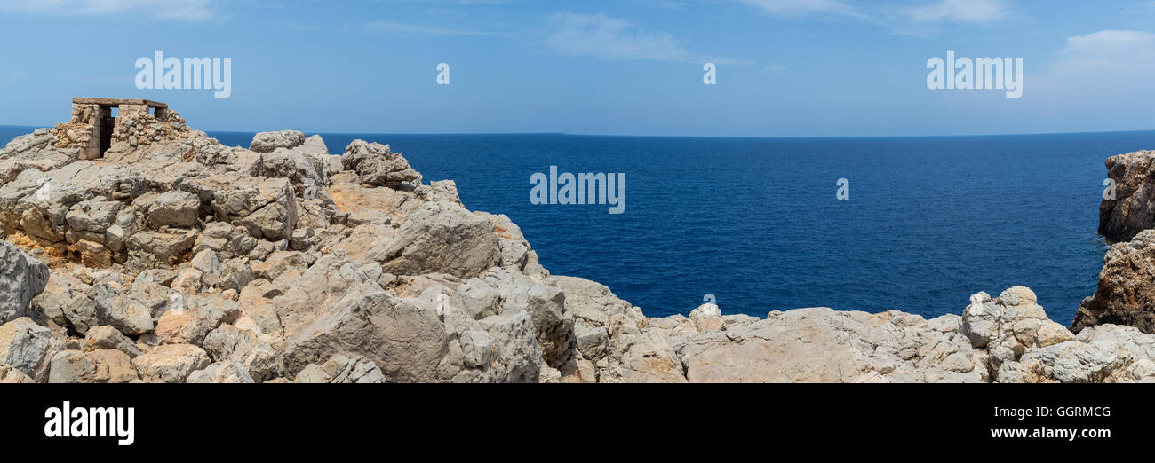 Vista panoramica di un vecchio rifugio di pietra sopra il mare Foto Stock