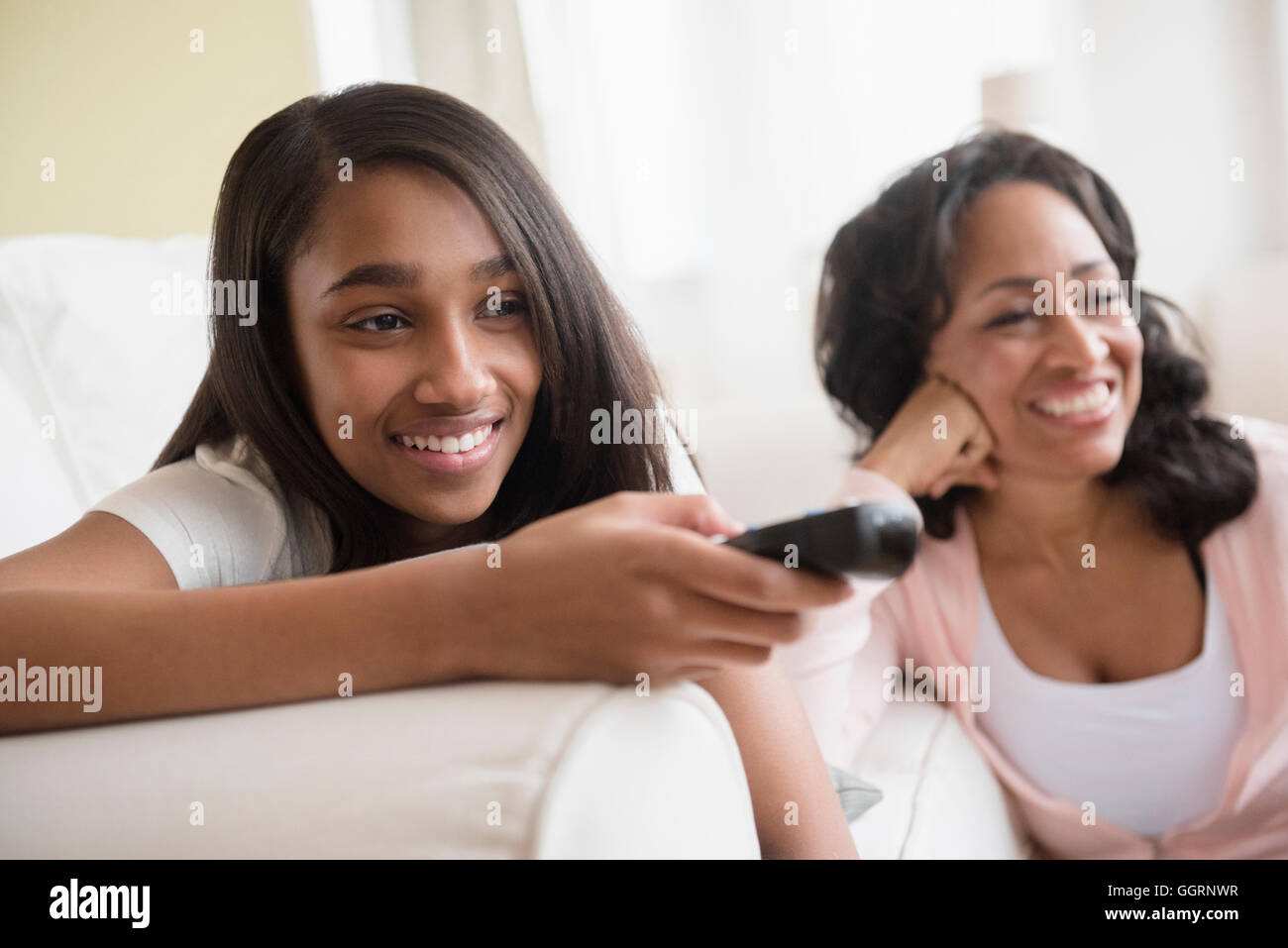 Madre e figlia di guardare la televisione Foto Stock