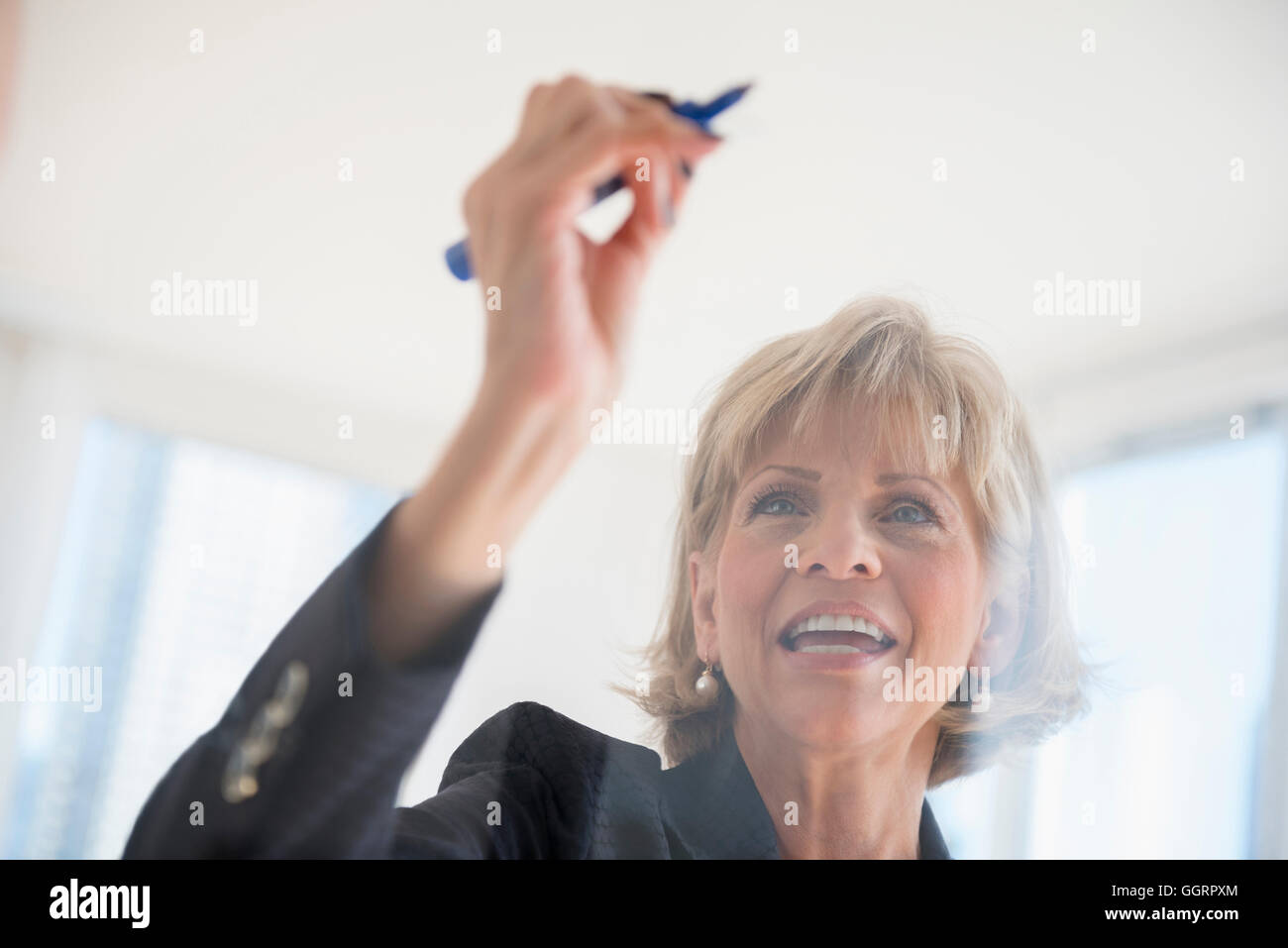Imprenditrice caucasici iscritto sulla parete di vetro Foto Stock