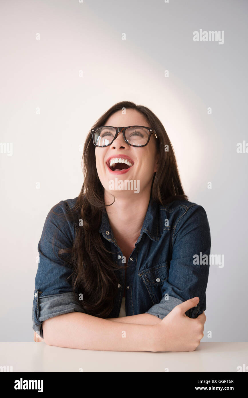 La donna caucasica indossando occhiali di ridere Foto Stock