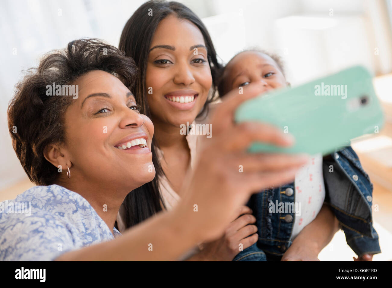 Nero multi-generazione parla di famiglia selfie Foto Stock