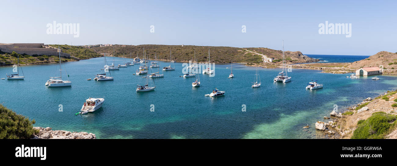 Vista panoramica di barche sul Mediterraneo acqua turchese Foto Stock