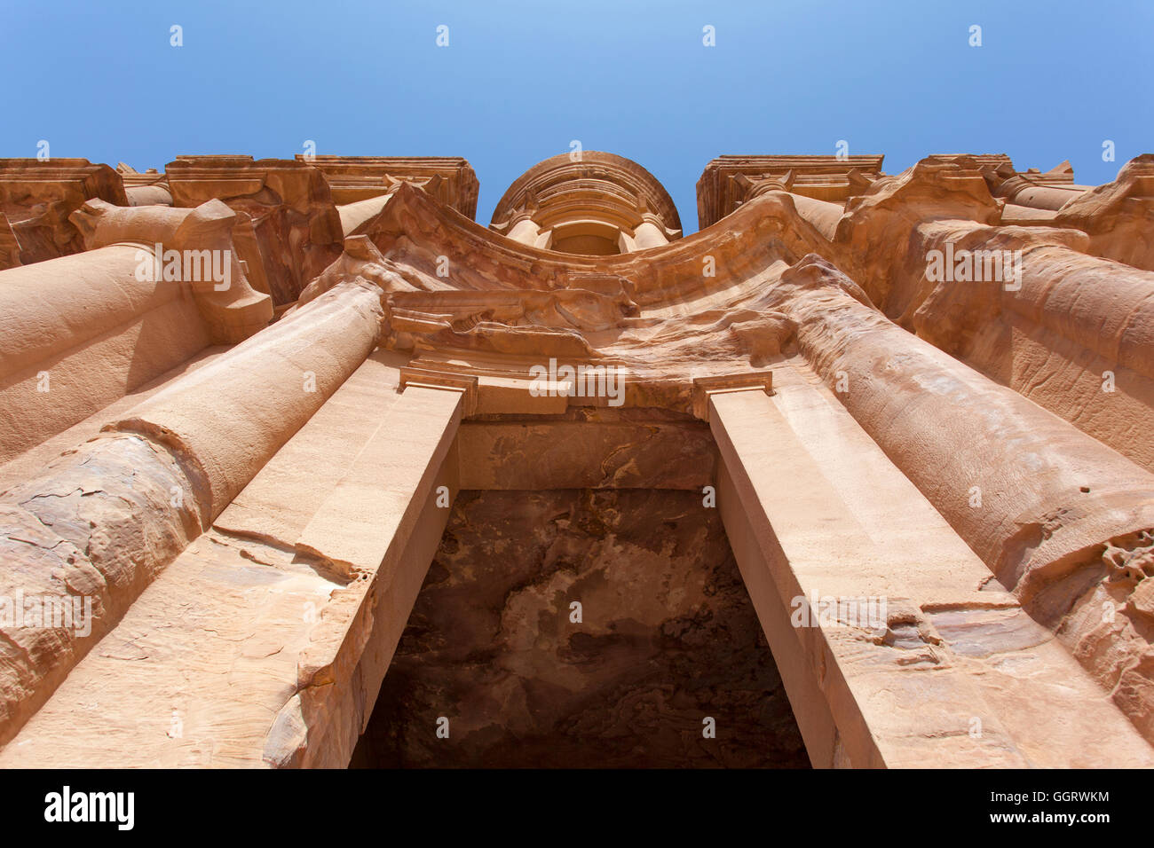 La Tomba ad Deir (Monastero) di Petra, conosciuta anche come la 'Rose City', Giordania, Medio Oriente. Foto Stock