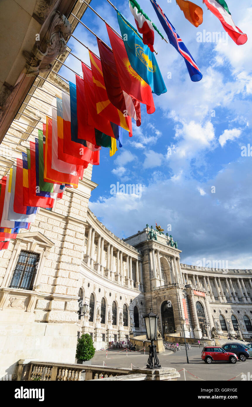 Wien, Vienna: Nuovo Hofburg con l'ufficio dell'OSCE e con le bandiere dei paesi membri, Austria Wien, 01. Foto Stock