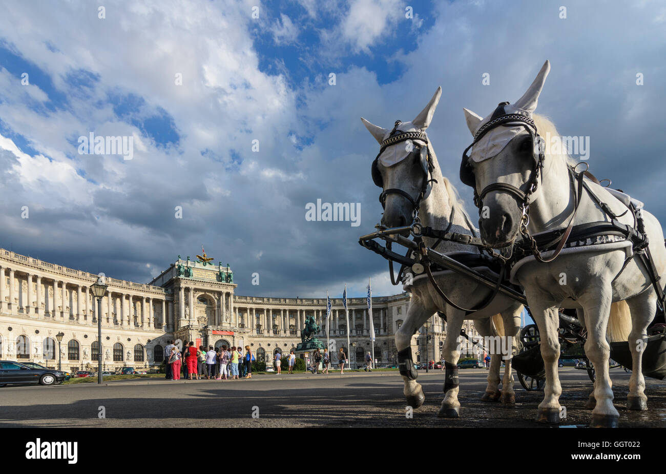 Wien, Vienna: Heldenplatz con nuovo Hofburg e (Fiaker horse cabina), Austria, Wien, 01. Foto Stock