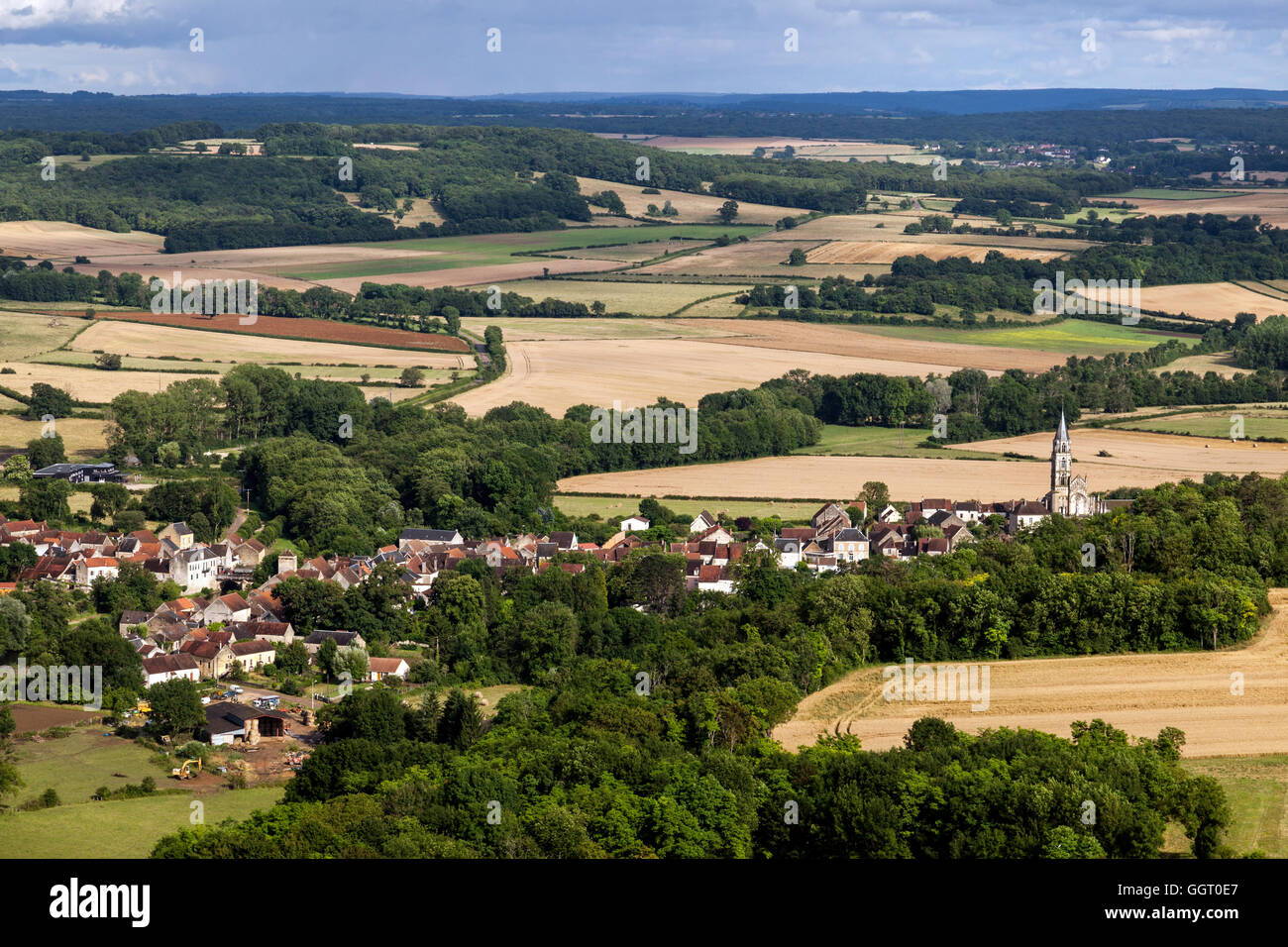 San Pere Village e il paesaggio attorno alla famosa città di Vézelay. Francia Foto Stock