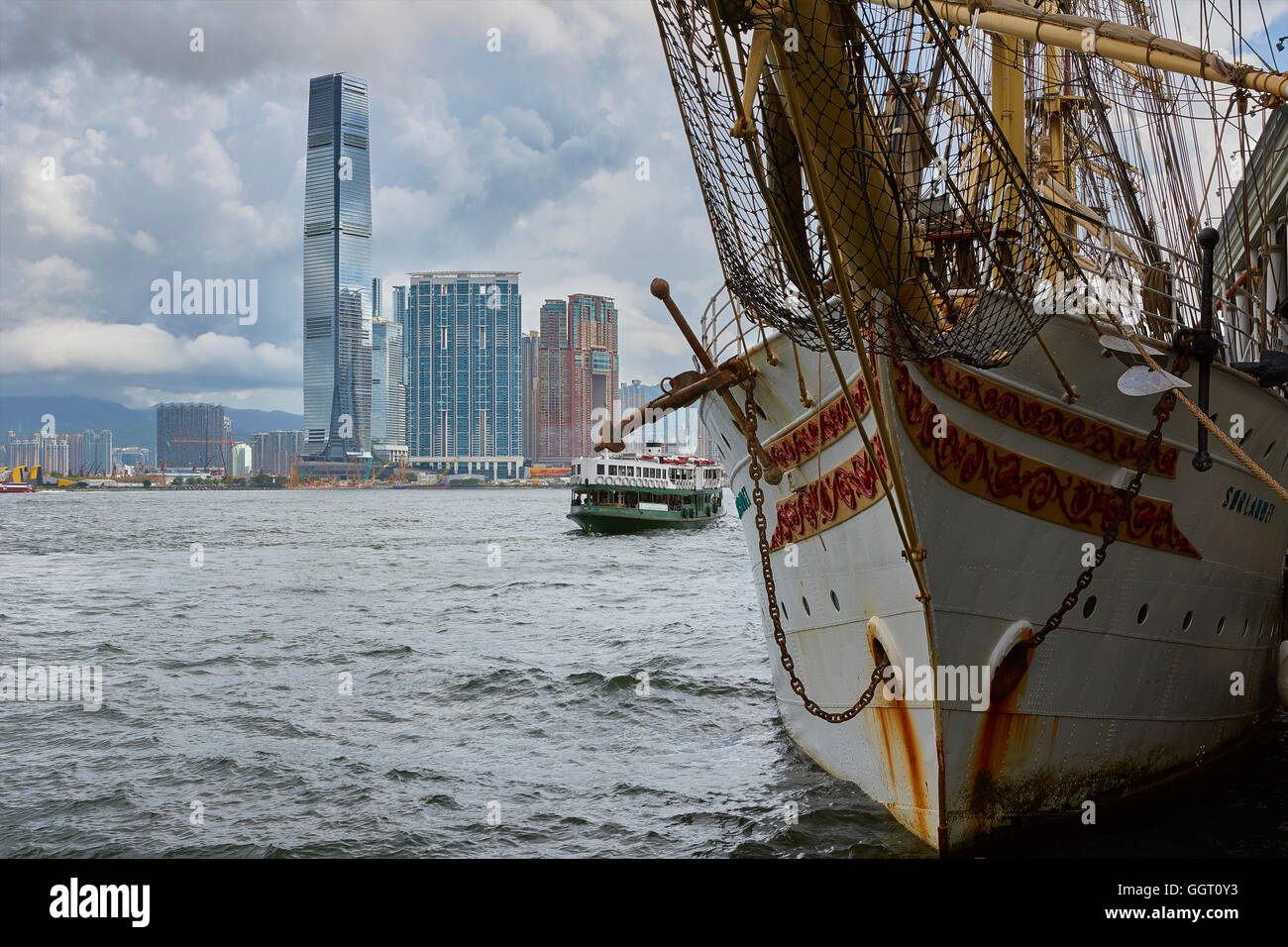 Il Norvegese Tall Ship, Sørlandet, ormeggiata presso la centrale di Ferry Pier, Kowloon Skyline in background, Hong Kong. Foto Stock