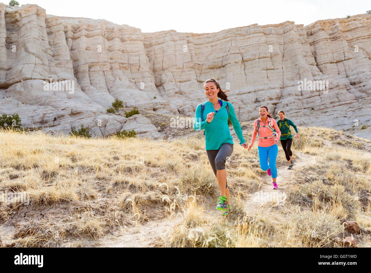 Le donne in esecuzione nel canyon indossando zaini Foto Stock