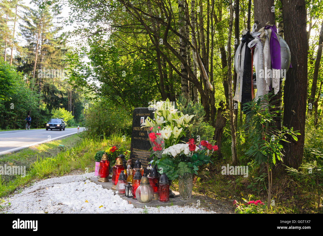 Prachatice (Prachatitz): memoriale per un mortalmente feriti motociclista su una strada, Ceco, Jihocesky, Südböhmen, Sud Bohemi Foto Stock