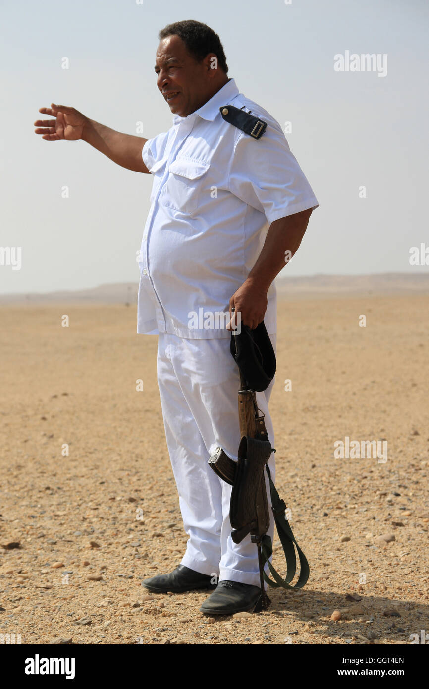 I membri della polizia turistica custodisce monumenti antichi del Cairo in Egitto. Foto Stock