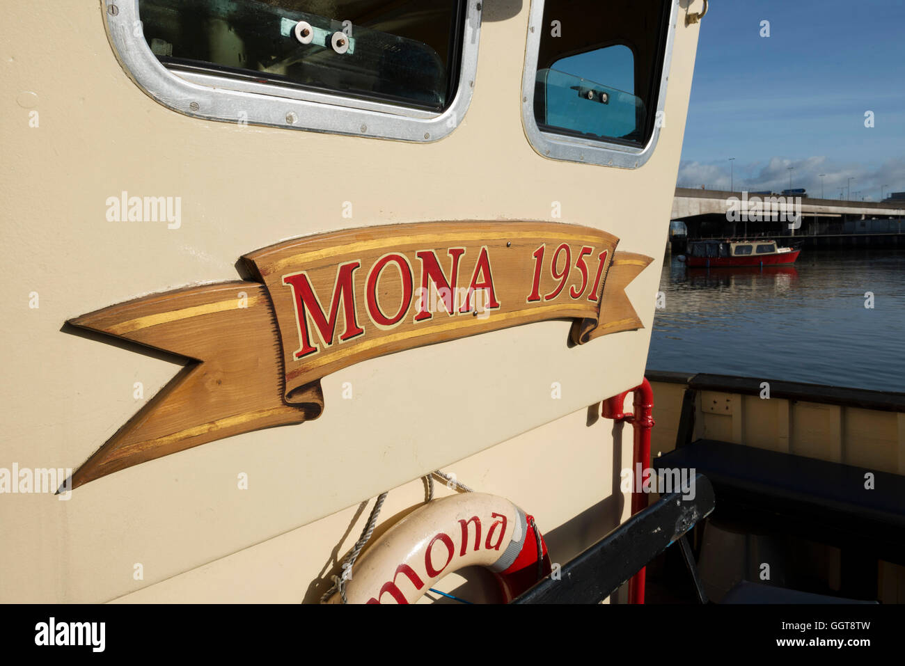 La barca Mona 1951 sul fiume, Belfast Foto Stock