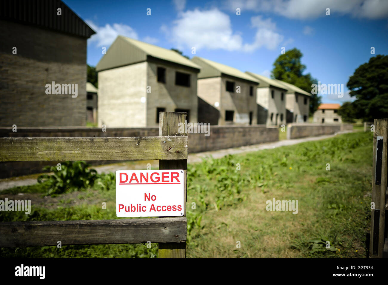 Un segno avverte il pubblico a non entrare in edifici vuoti in Imber villaggio sulla Piana di Salisbury, Wiltshire, dove i residenti sono stati sfrattati nel 1943 per fornire una zona di esercizio per le truppe americane si preparano a invadere l'Europa. Strade attraverso la controllata MoD village sono ora aperte e si chiuderà di nuovo il lunedì 22 agosto. Foto Stock