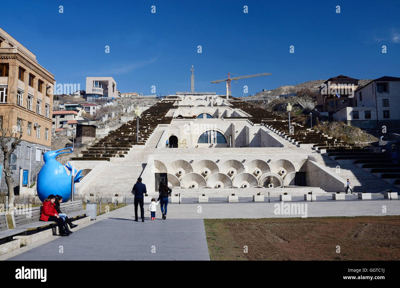 YEREVAN, Armenia - Marzo 8, 2015: del turista in visita a Yerevan principale punto di riferimento - scala a cascata a Yerevan, Armenia. Foto Stock