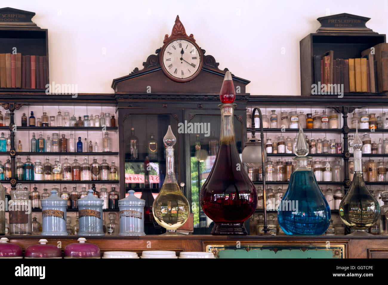 In Farmacia vittoriano - una magnifica esposizione di bottiglie, pozioni e unctions in un farmacista Vittoriano del negozio. Foto Stock