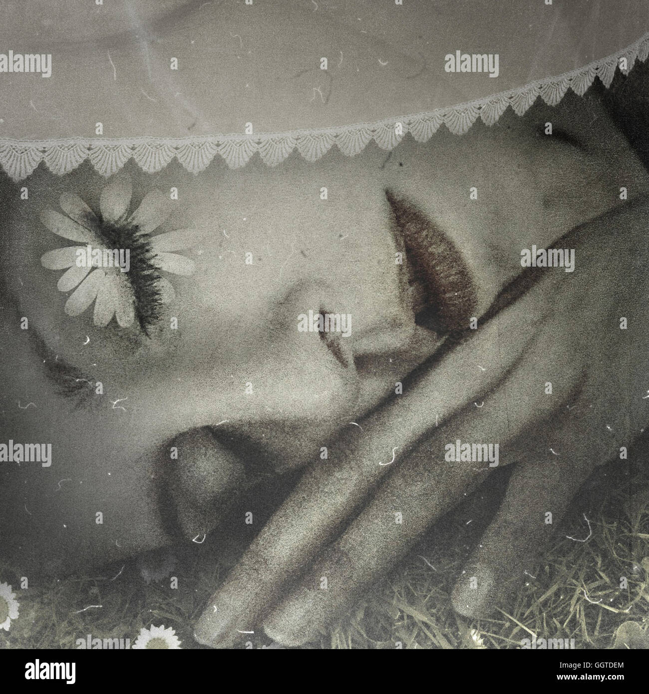 Close up di dormire giovane donna sull'erba Foto Stock