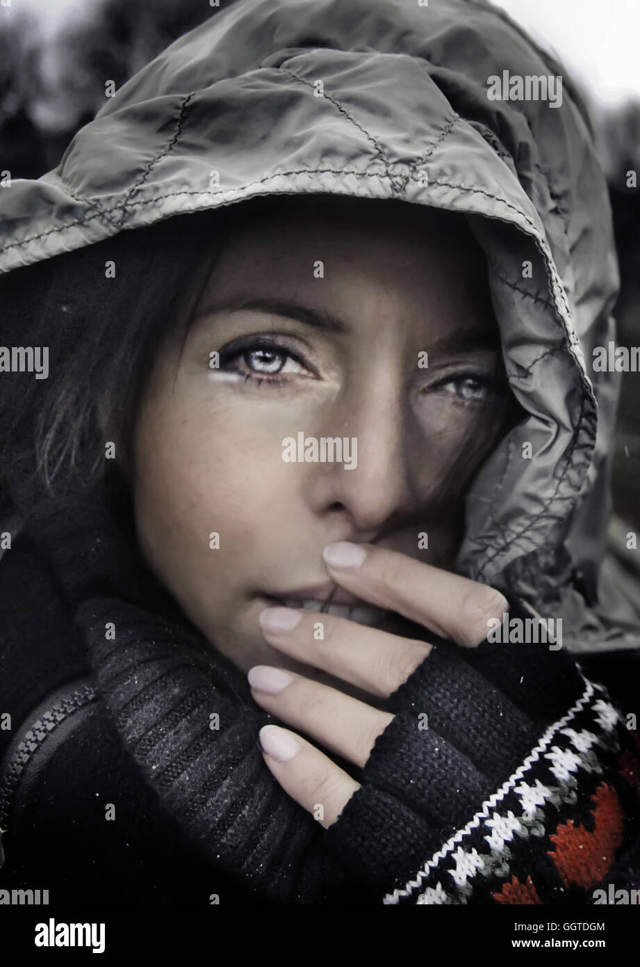 Close up della giovane donna che indossa una cappa e guanti Foto Stock