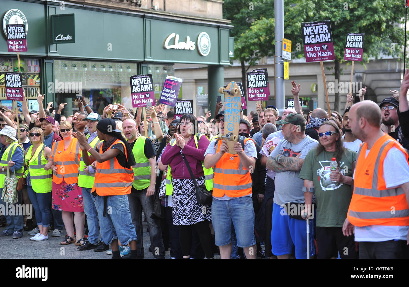 I membri di unirsi contro il fascismo ritorsione come manifestanti dalla difesa inglese League (EDL) dimostrano in Nottingham City Centre. Foto Stock