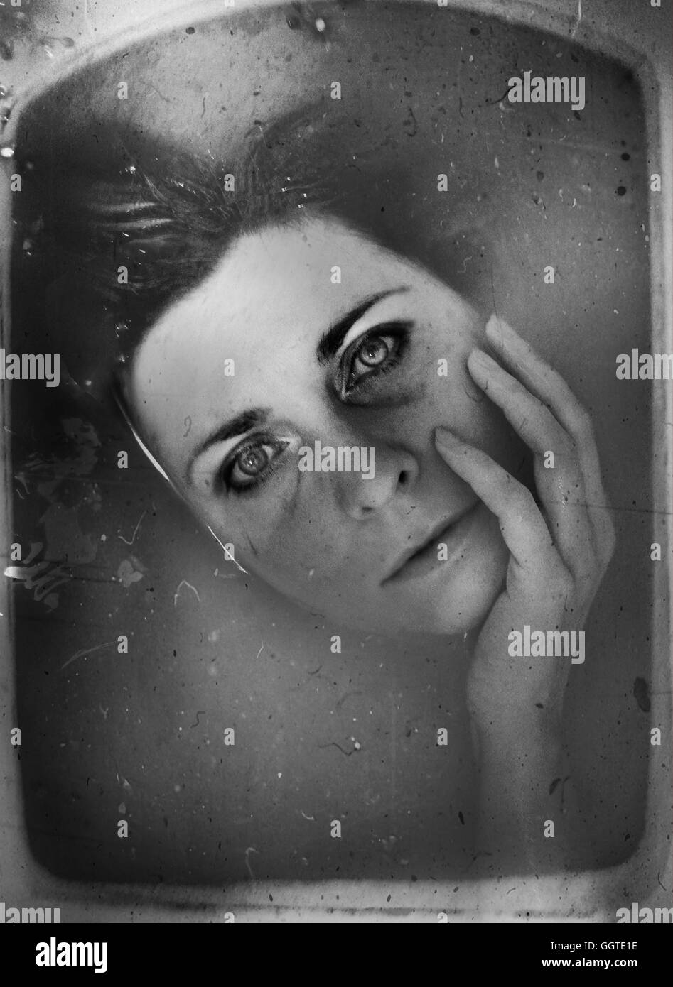 Emotional ritratto di donna in acqua Foto Stock