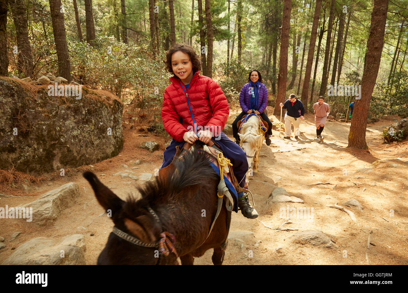 Razza mista la madre e il figlio a cavallo Foto Stock