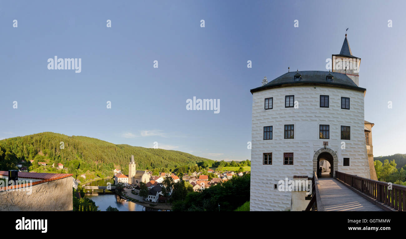 Rozmberk nad Vltavou (Rosenberg): Castello Rozmberk ( Rosenberg castello ) , la chiesa di Santa Maria e il fiume Moldava (Moldau), ceco, Jih Foto Stock