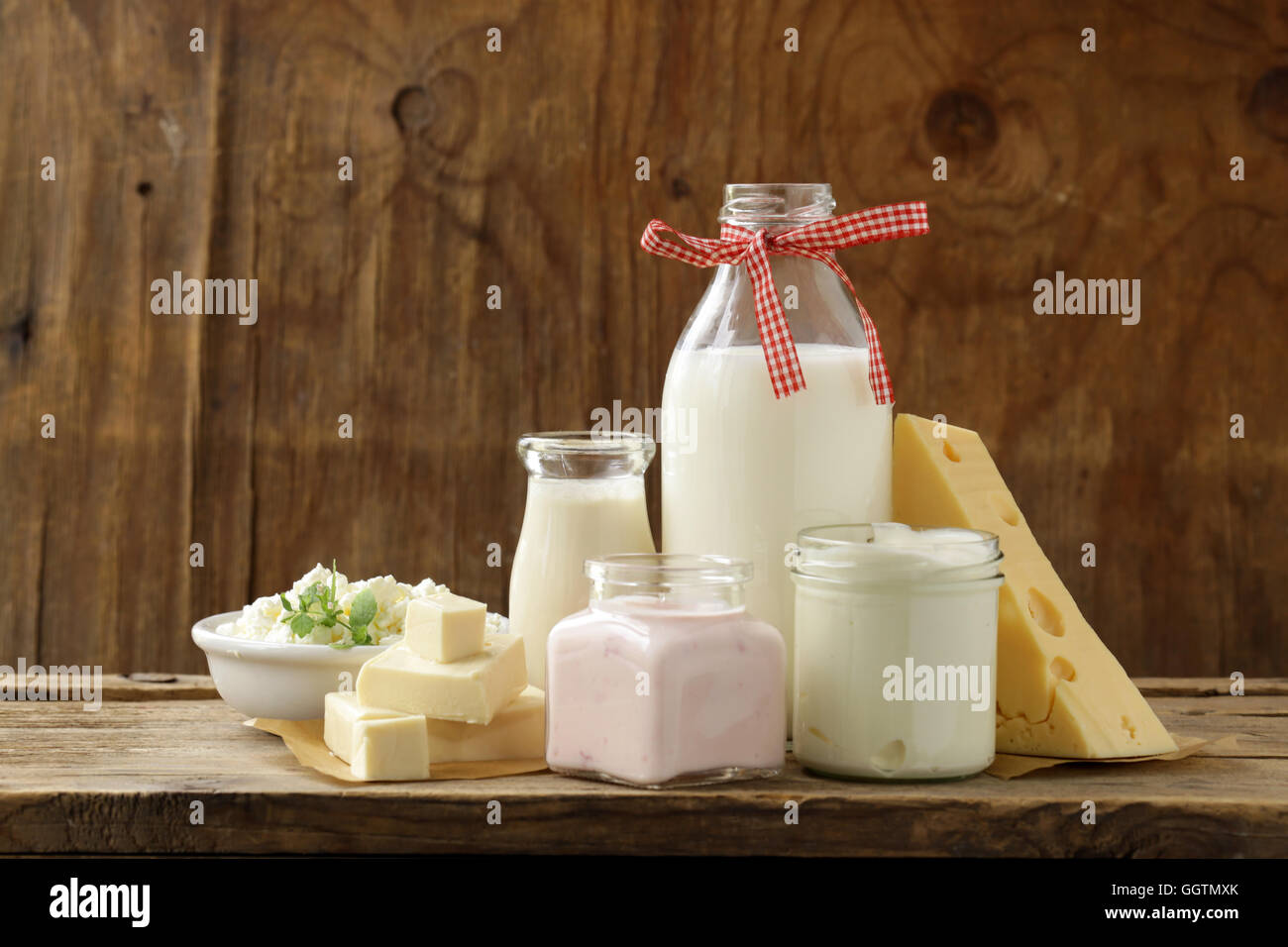 Organici prodotti lattiero-caseari - latte, panna, ricotta, yogurt Foto Stock