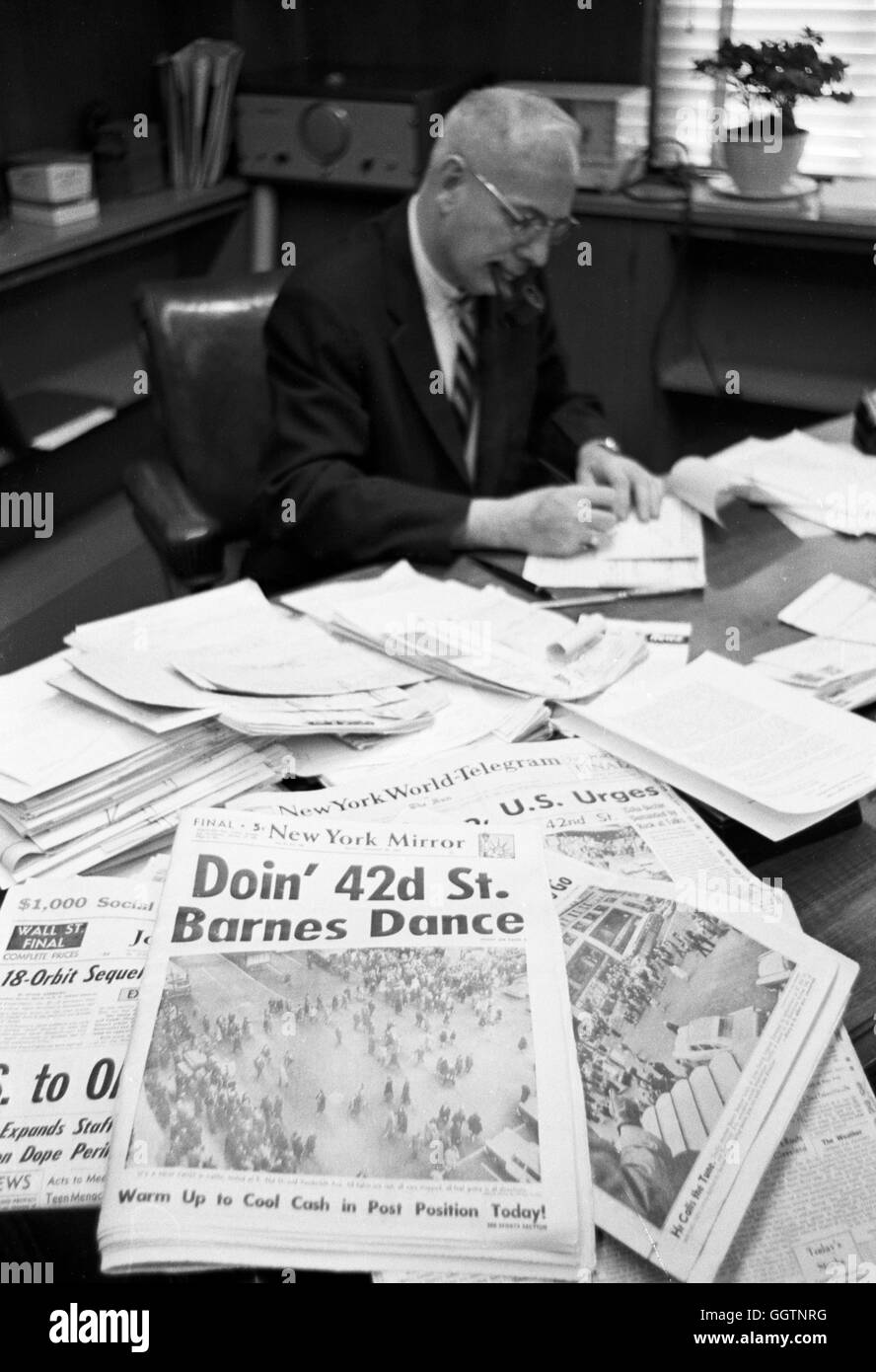 La città di New York il traffico Commissario Henry A. Barnes nel suo ufficio, Gennaio 1962. Quotidiani sulla sua scrivania mostra le notizie circa il Barnes danza. Foto Stock