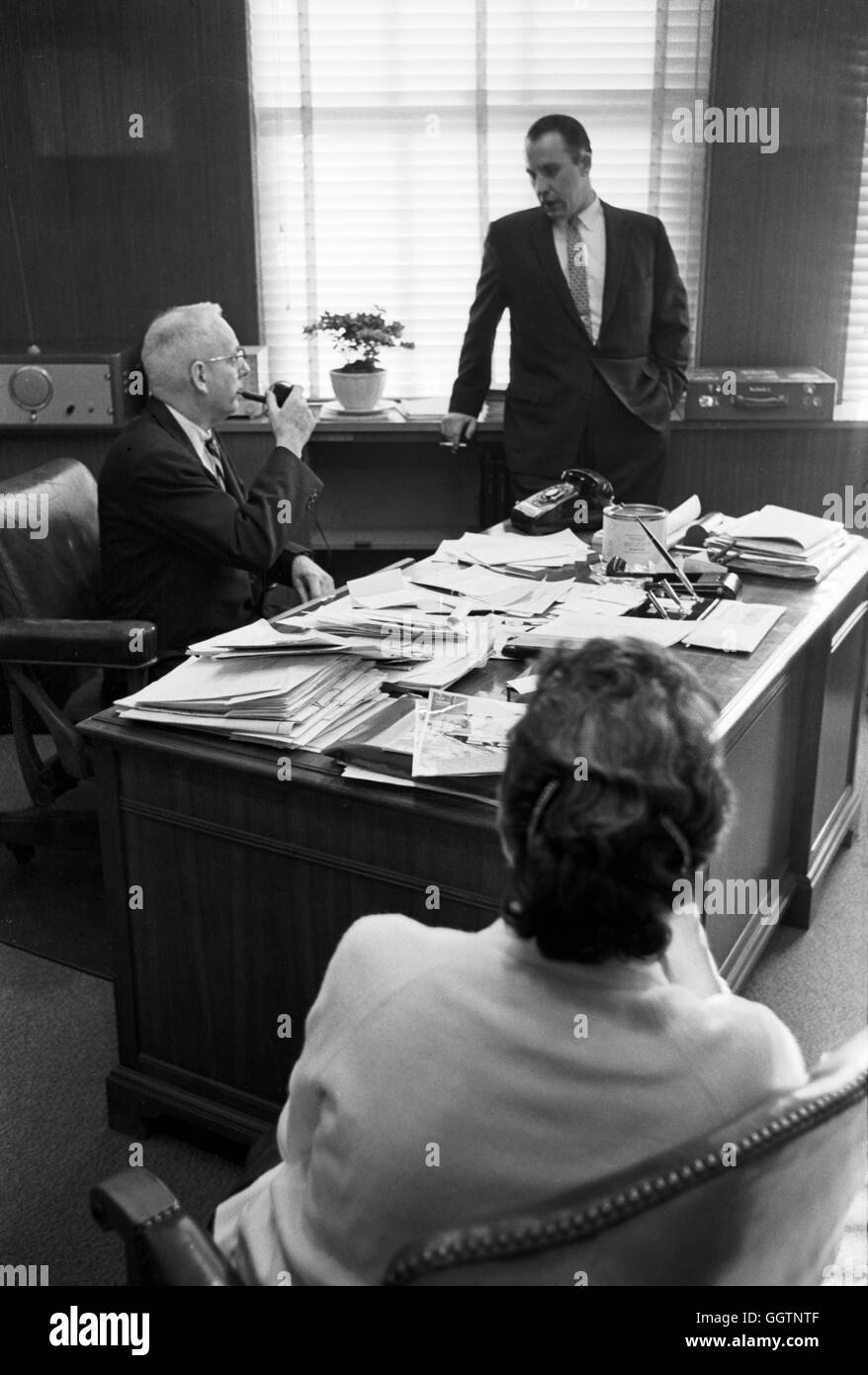 La città di New York il traffico Commissario Henry A. Barnes (tubo di fumo) nel suo ufficio, Gennaio 1962. Foto Stock
