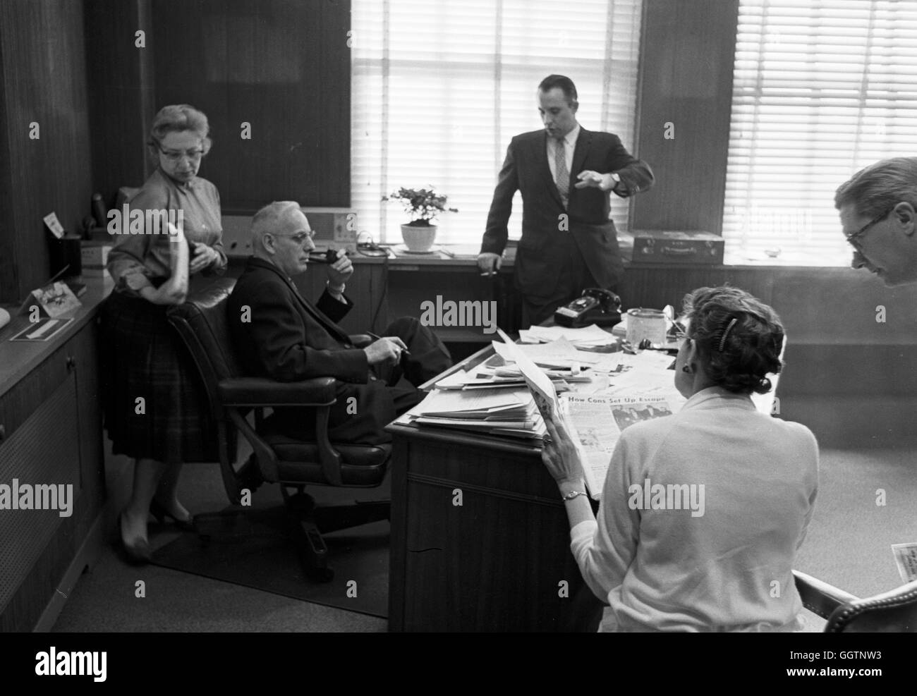 La città di New York il traffico Commissario Henry A. Barnes (tubo di fumo) nel suo ufficio, Gennaio 1962. Foto Stock