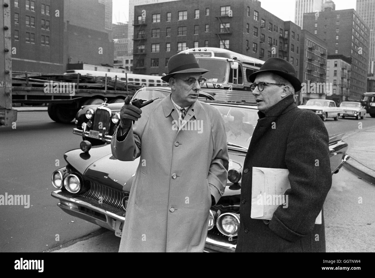 La città di New York il traffico Commissario Henry A. Barnes (tenendo il tubo, a sinistra) sulla seconda Avenue appena a sud di 37th Street in Manhattan. La data prevista è gennaio 1962. Foto Stock