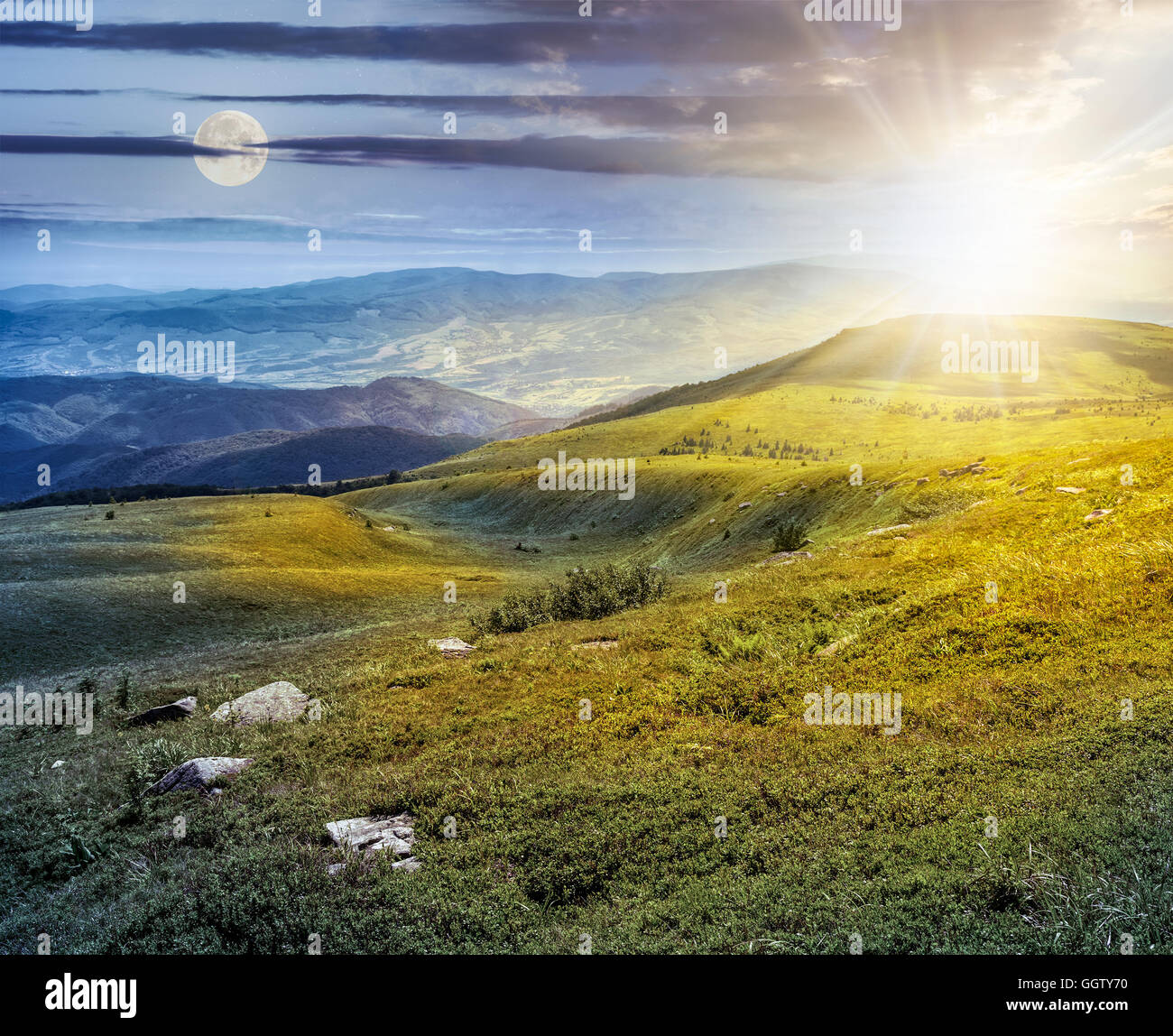 Di giorno e di notte immagine composita del paesaggio di montagna con pietre che stabilisce tra l'erba sul lato della collina Foto Stock