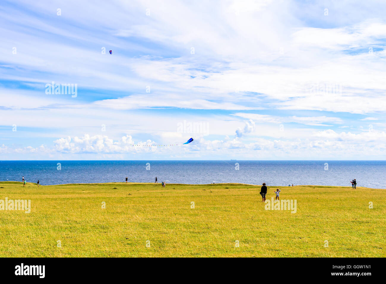 Kaseberga, Svezia - 1 Agosto 2016: gente volare aquiloni e camminare nella bellissima zona costiera con mare aperto in backg Foto Stock