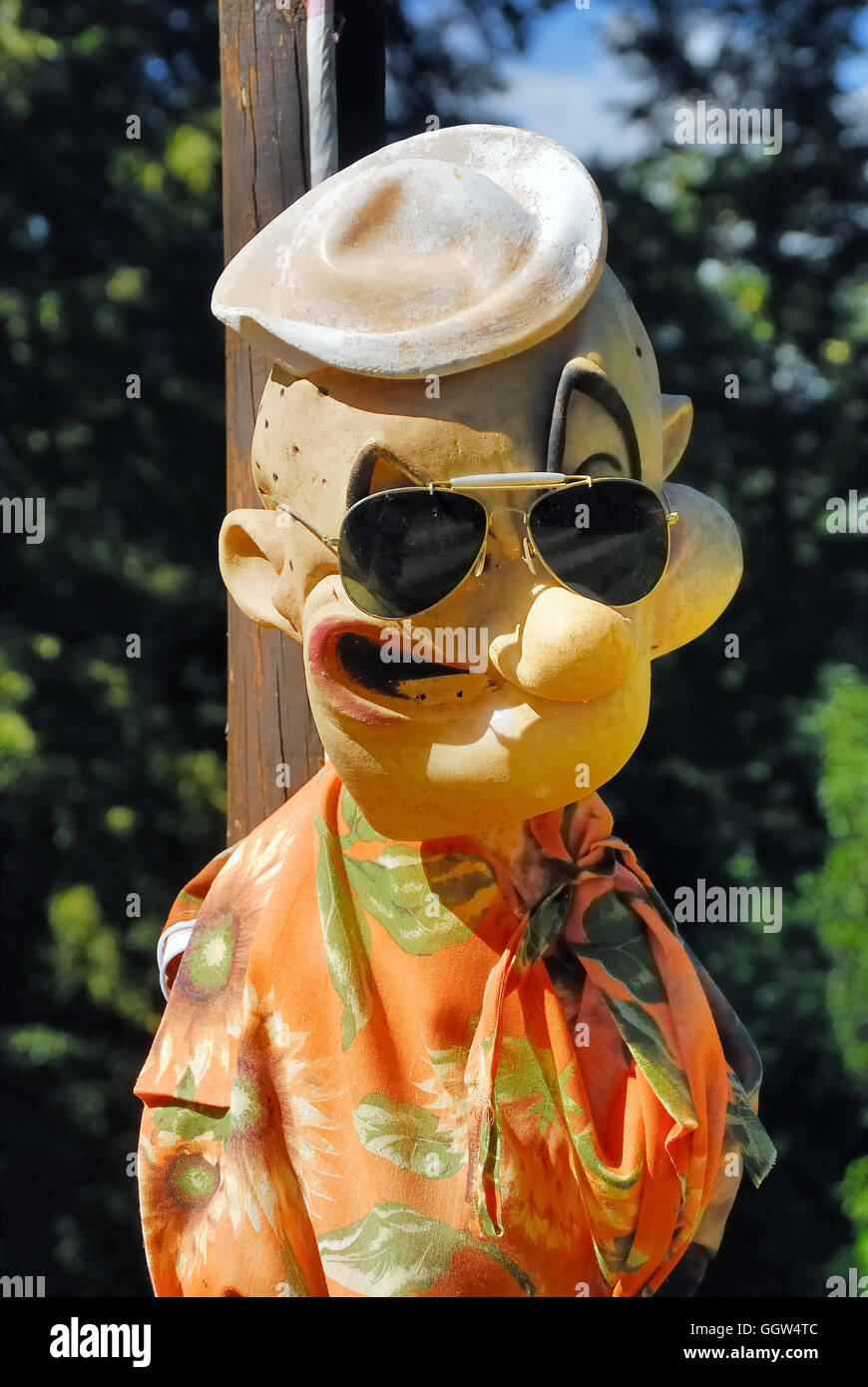 Un burattino di Popeye con Ray-Ban Aviator occhiali da sole. Foto Stock