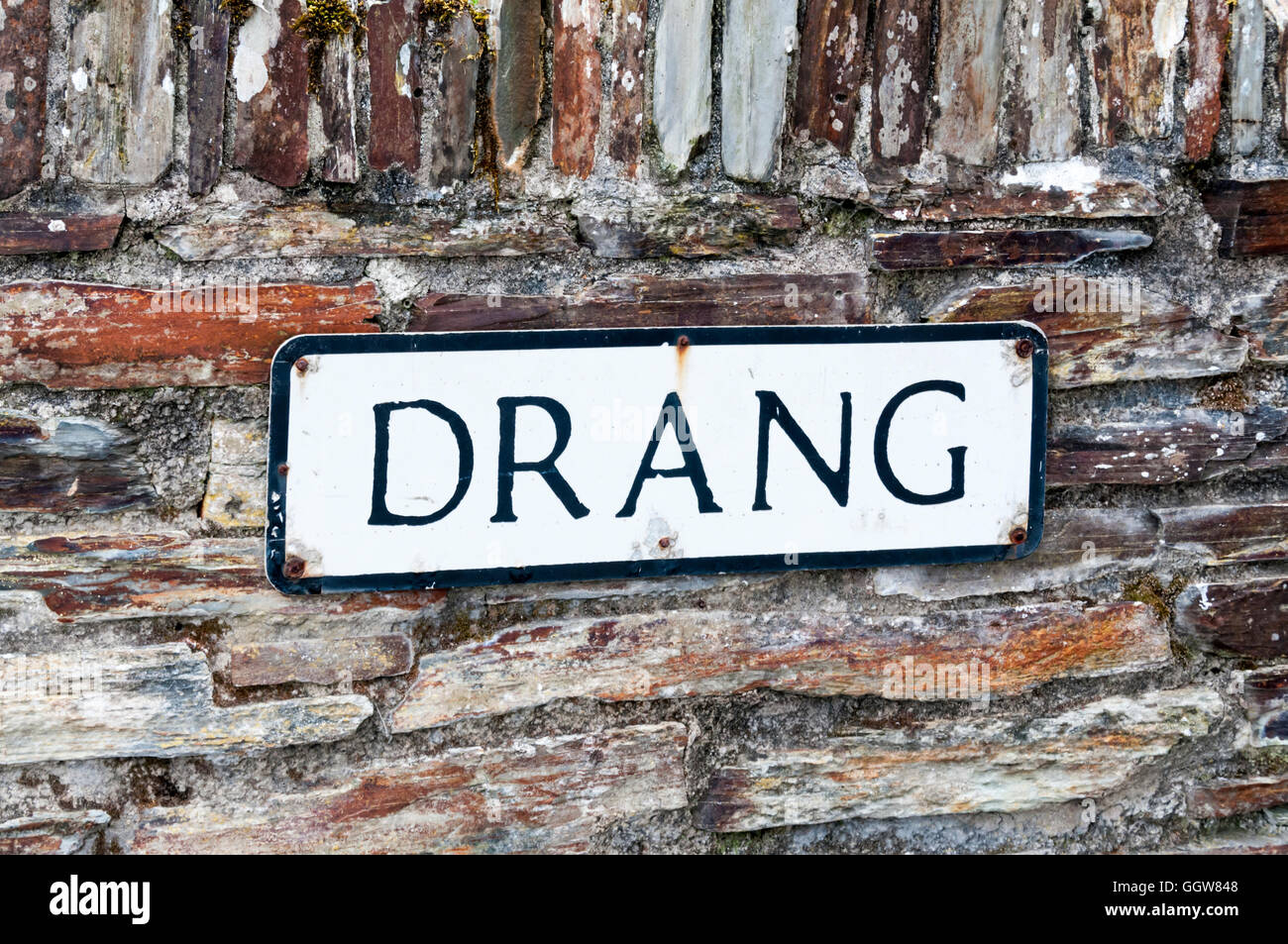 Il nome della strada segno per Drang a Padstow. Foto Stock