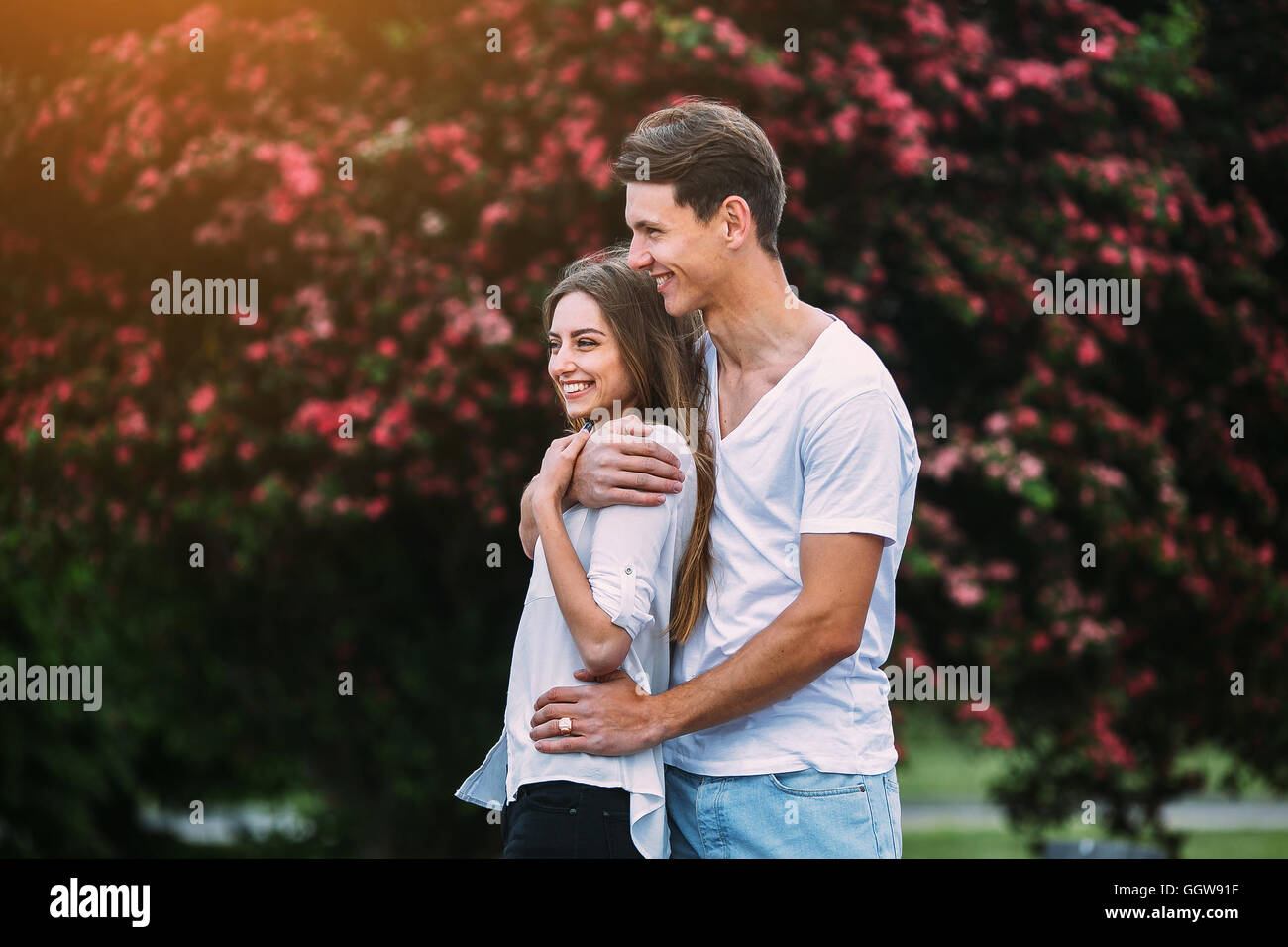 Giovane coppia felice in amore all'aperto Foto Stock