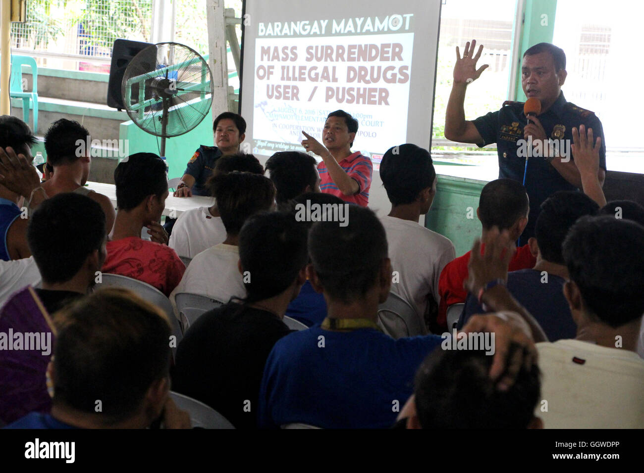 Filippine. 06 Ago, 2016. Antipolo City Philippine National Police (PNP) PCP un comandante ispettore Senior Reynaldo Panebe Jr. (destra) dare i suoi messaggi a tutte le droghe illegali gli utenti e gli spintori durante la messa Consegna illegale di stupefacenti e lo spintore a sostegno Pres. Duterte guerra contro le droghe illegali in corrispondenza del coperchio della corte di Brgy. Mayamot, Antipolo City in cooperazione di Brgy. Capitano Mayamot Pablo T. Oldan (centro in rosa). © Gregorio B. Dantes Jr./Pacific Press/Alamy Live News Foto Stock