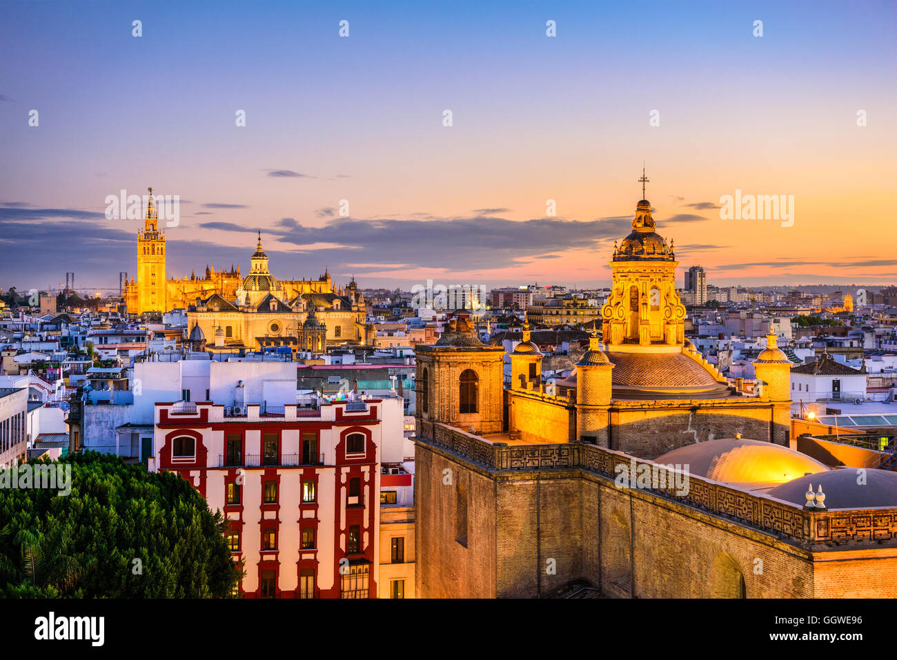 Siviglia, Spagna skyline nel vecchio quartiere. Foto Stock