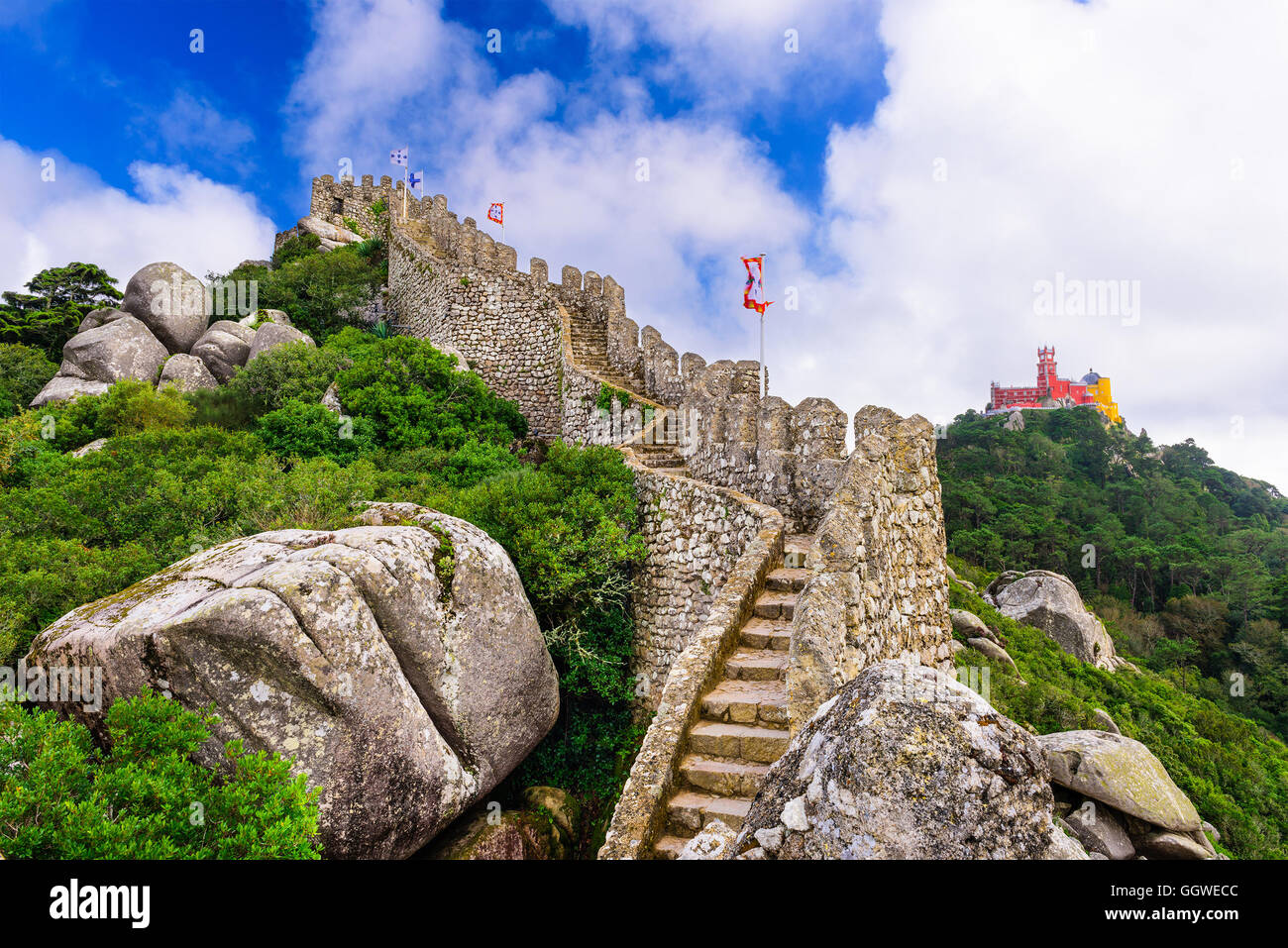Sintra, Portogallo presso il Castello dei Mori parete con pena Palazzo Nazionale nella distanza. Foto Stock