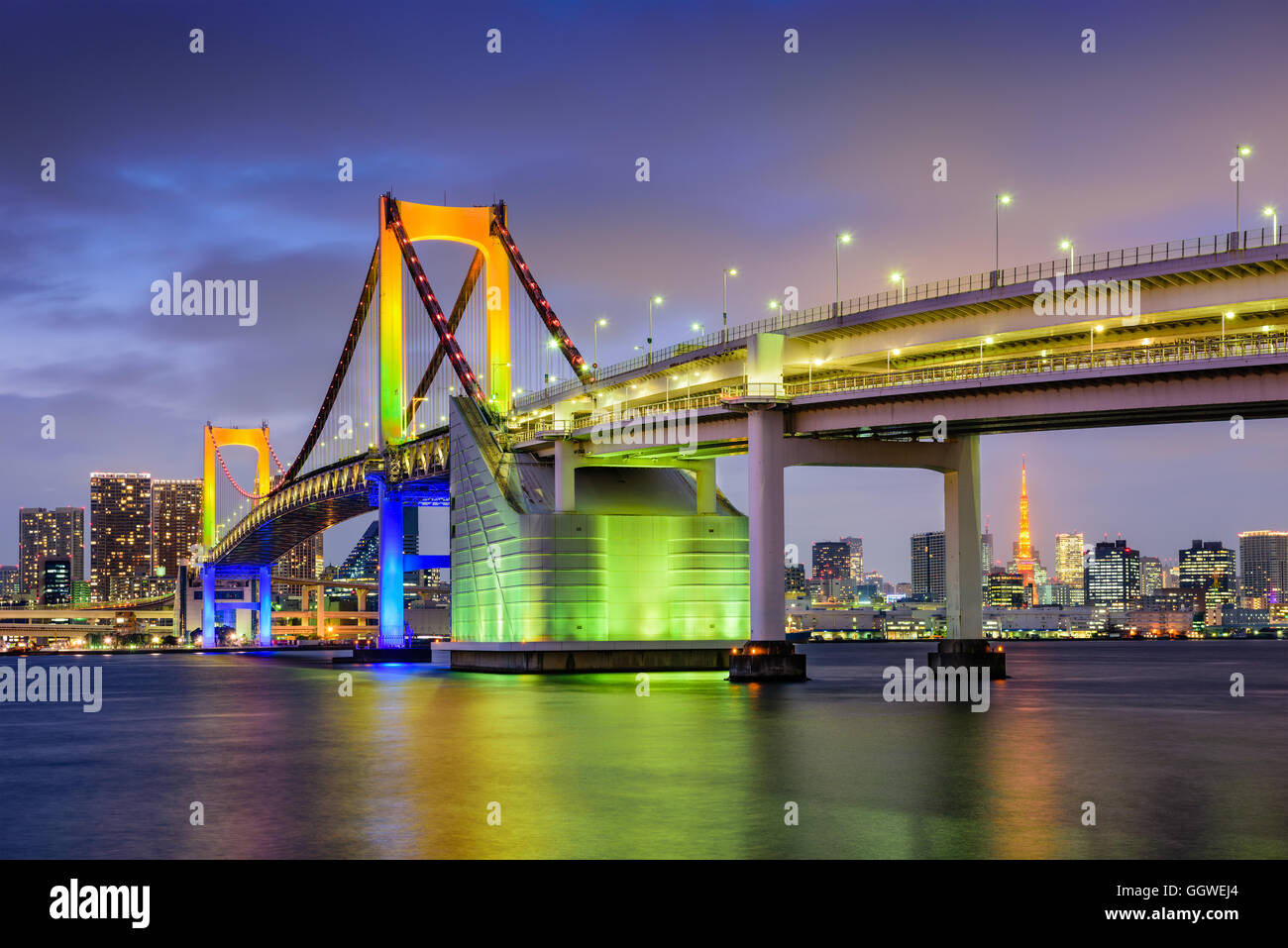 Tokyo, Giappone skyline al Rainbow Bridge con la Torre di Tokyo in distanza. Foto Stock