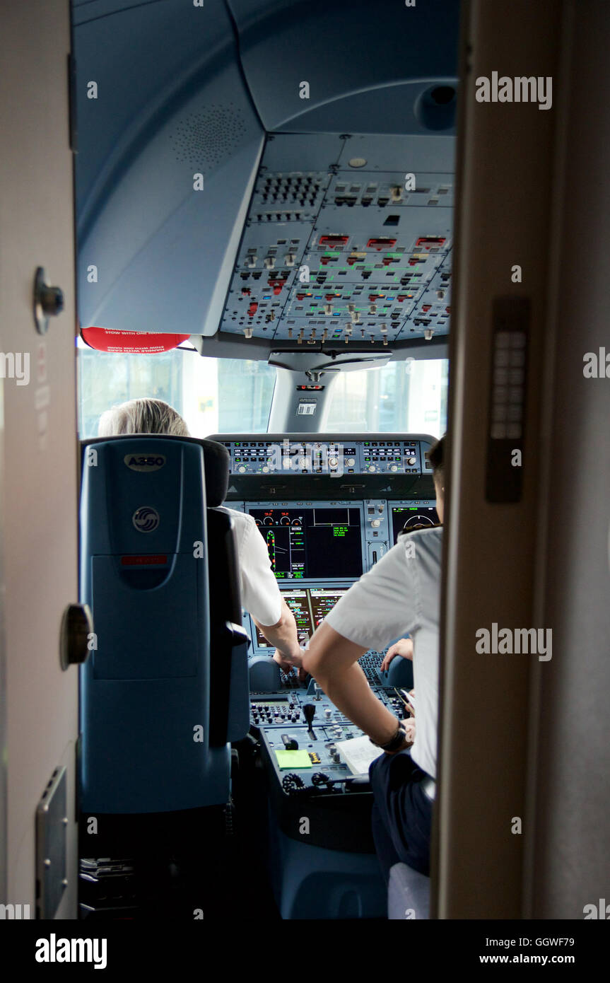 DUSSELDORF - 22 luglio 2016: Singapore Airlines Airbus A350 cockpit volo inaugurale Foto Stock