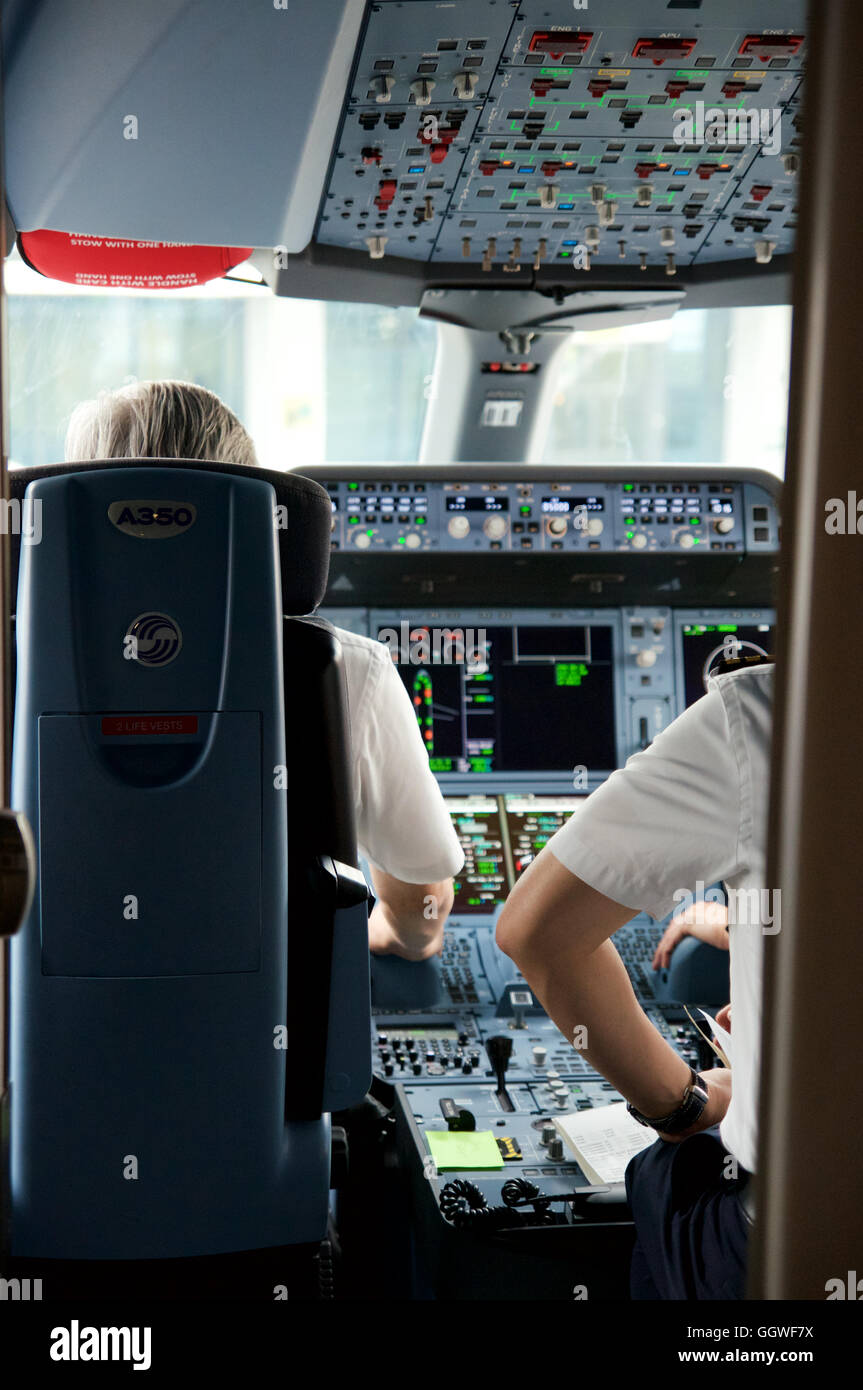 DUSSELDORF - 22 luglio 2016: Singapore Airlines Airbus A350 cockpit volo inaugurale Foto Stock