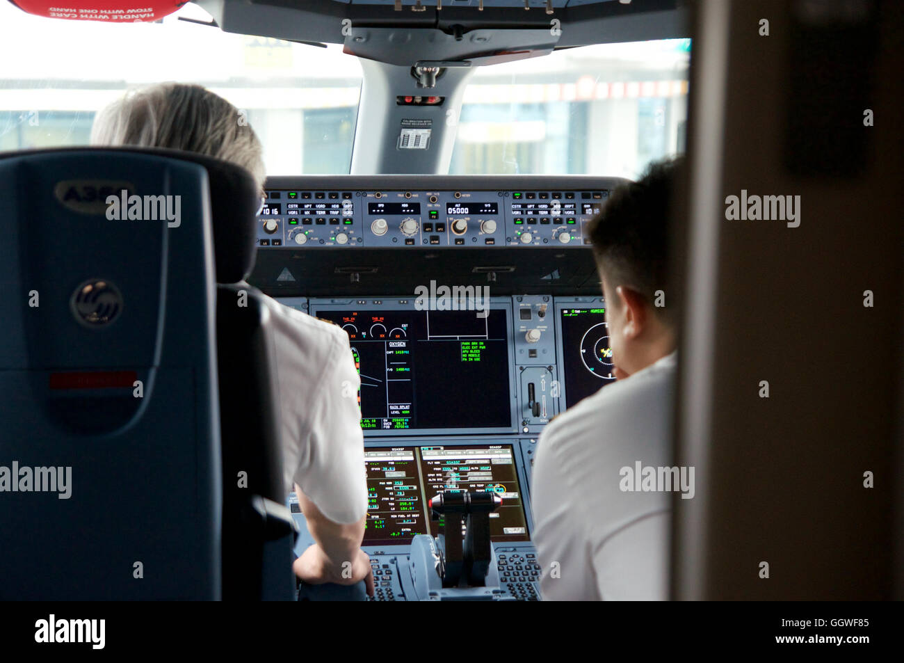 DUSSELDORF - 22 luglio 2016: Singapore Airlines Airbus A350 cockpit volo inaugurale Foto Stock