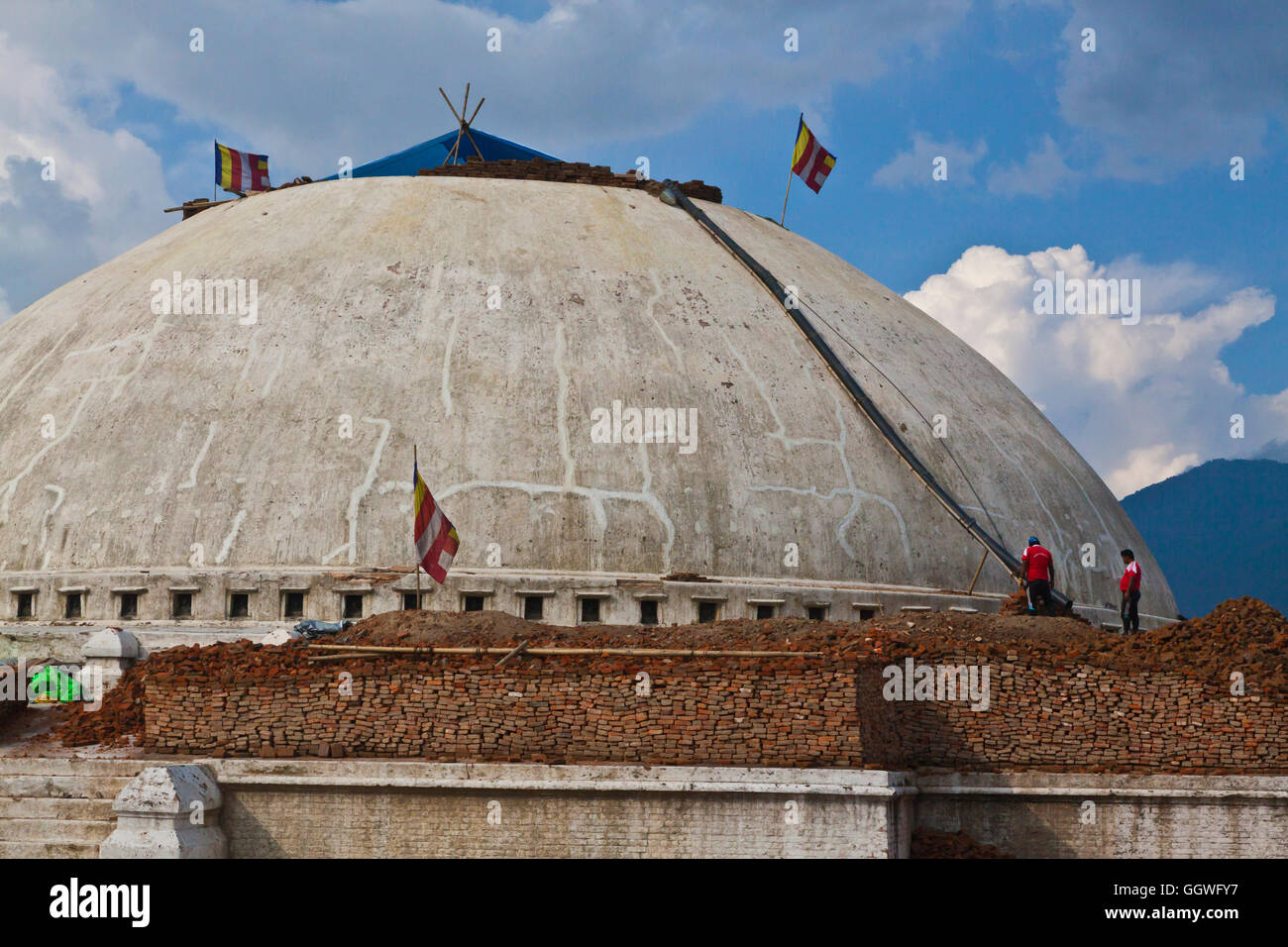 L antico stupa BODHANATH perse la sua parte superiore durante il terremoto 2015 - Kathmandu, Nepal Foto Stock