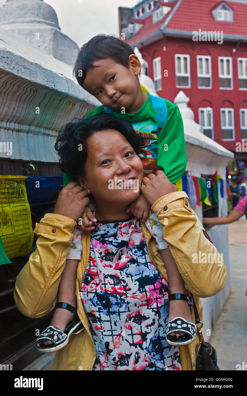 Kesang Sherpa con la sua giovane figlia al Bodhanath Stupa - Kathmandu, Nepal Foto Stock