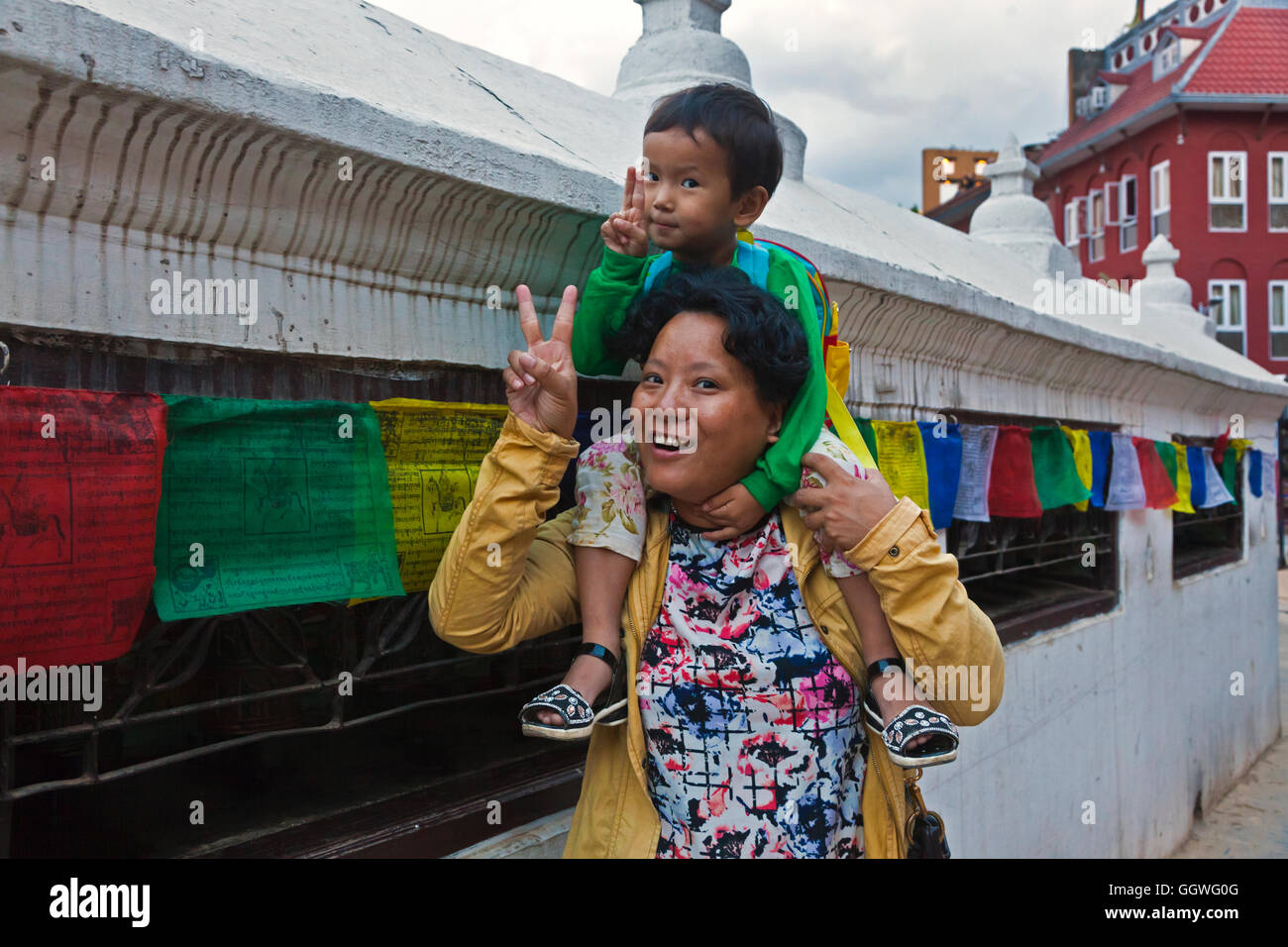 Kesang Sherpa con la sua giovane figlia al Bodhanath Stupa - Kathmandu, Nepal Foto Stock